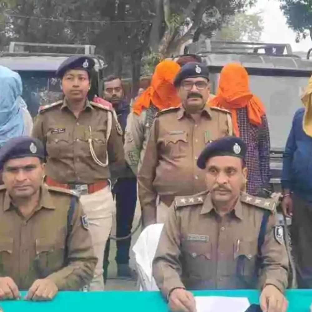 अररिया में टोटो लूट गिरोह का पर्दाफाश, 5 गिरफ्तार:तीन ई-रिक्शा और दो बाइक बरामद, कई घटनाओं का खुलासा