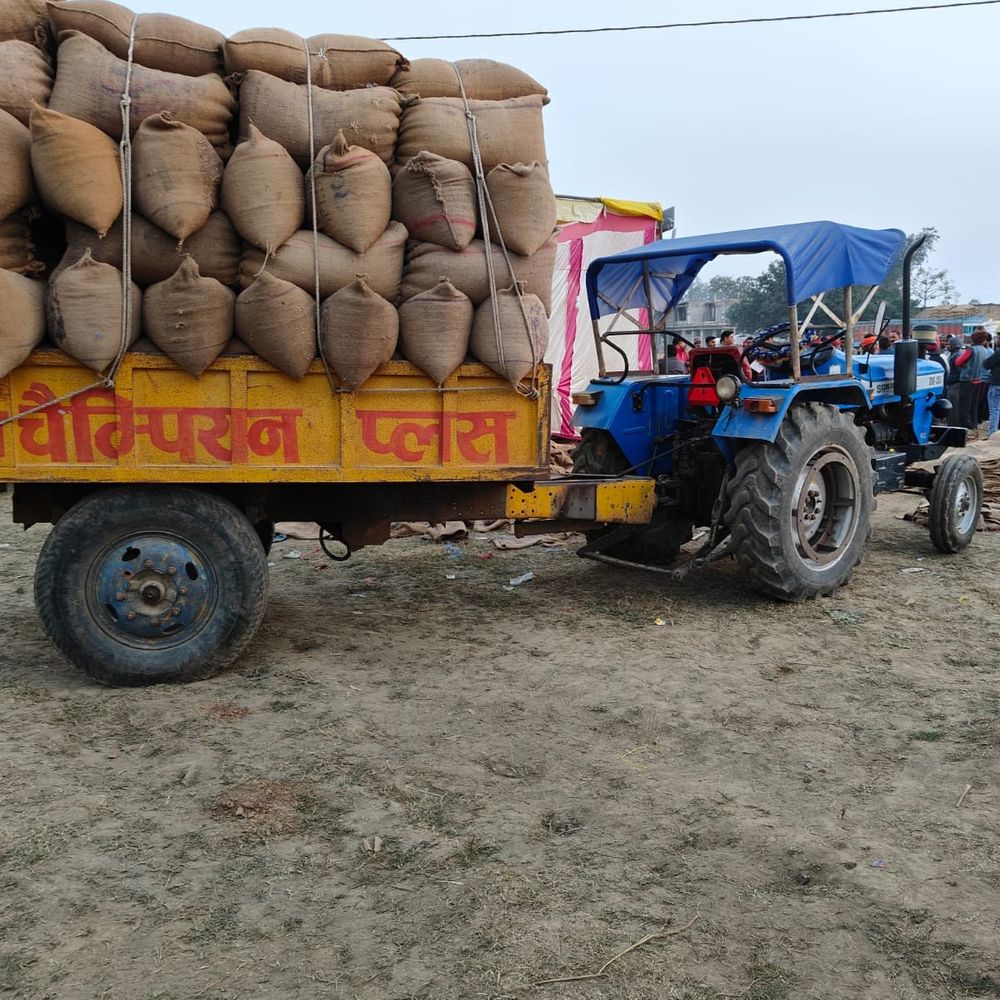 धान खरीदी केंद्र से छापेमारी में 120 क्विंटल धान जब्त:सीधी में दो ट्रैक्टर पकड़े गए, तहसीलदार बोले-अवैध काम करने वालों पर होगी कार्रवाई