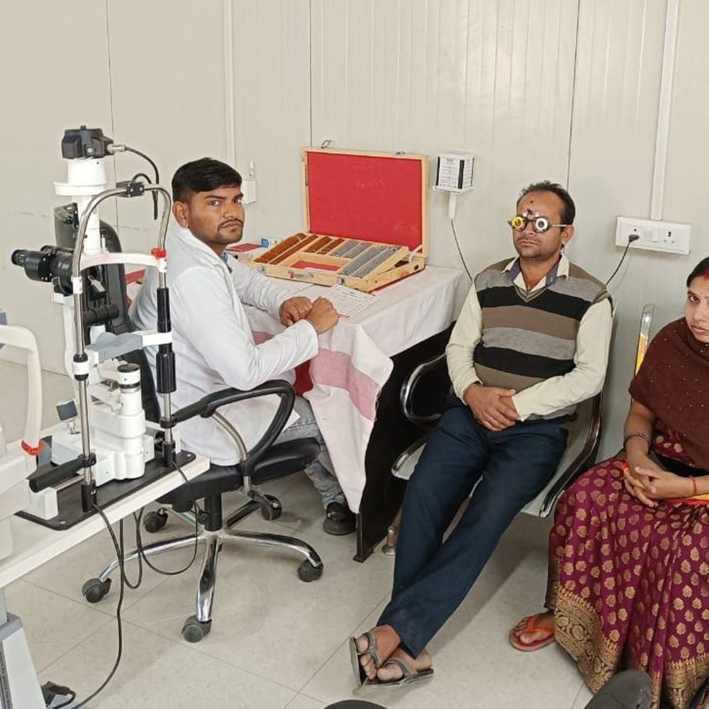 रजौन सीएचसी में आंख जांच शिविर का आयोजन:सरकार की योजना से मिल रहा मुफ्त चश्मा, 15 लोगों की जांच की गई