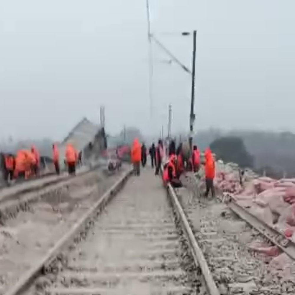 मालगाड़ी हादसे के 57 घंटे बाद भी ट्रैक बहाल नहीं:सिमुलतला के पास बरुआ नदी पुल पर मरम्मत जारी, यात्री परेशान