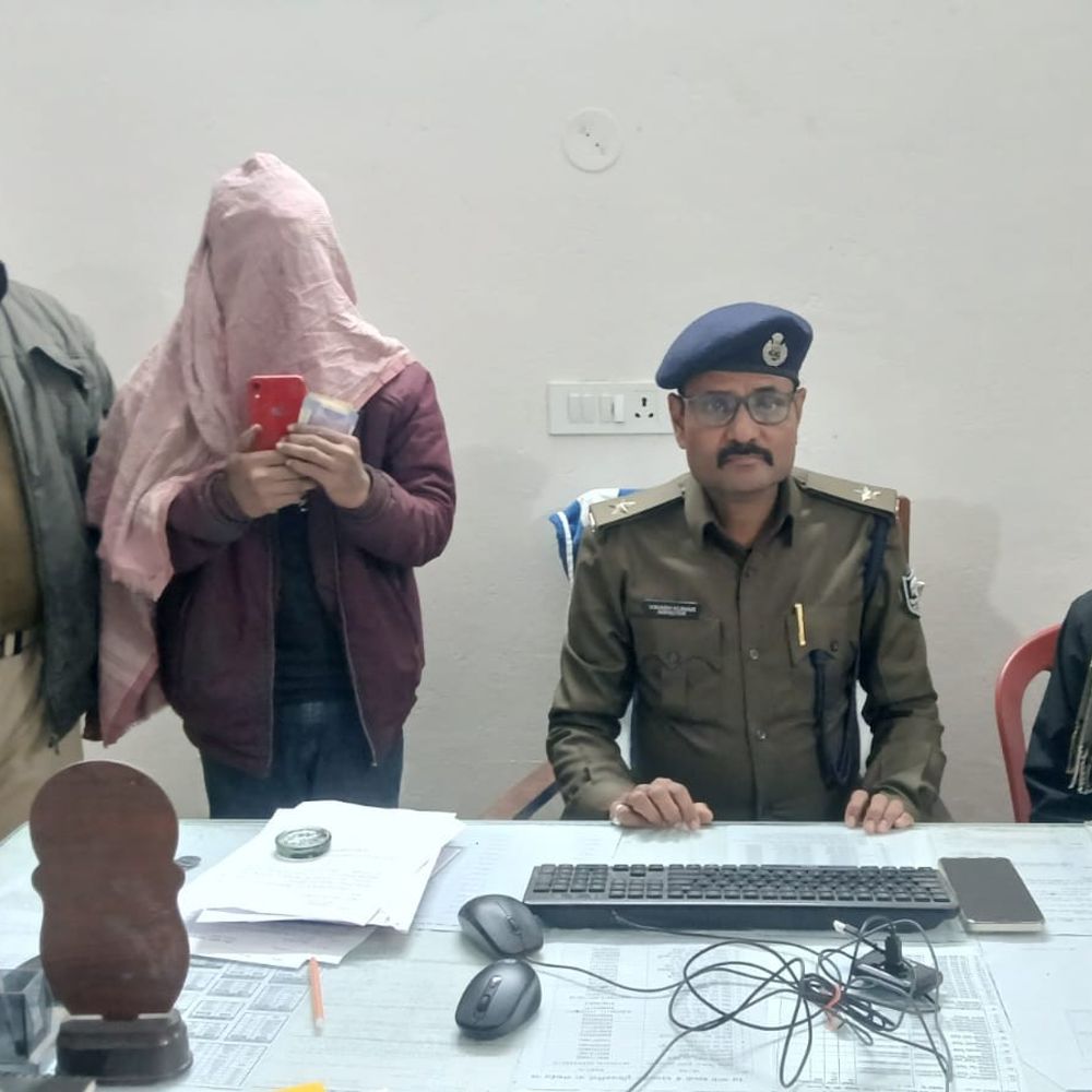 मानसी जीआरपी ने मोबाइल चोर को पकड़ा:वैशाली एक्सप्रेस से धराया, फोन और नगद जब्त