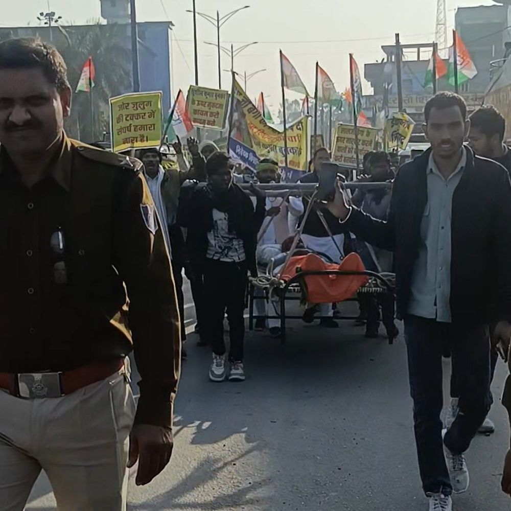 सिंगरौली में वनकर्मी पर आदिवासी को पीटने का आरोप:पीड़ित को घाट पर लिटाकर बैगा समाज ने रैली निकाली, एफआईआर दर्ज करने की मांग