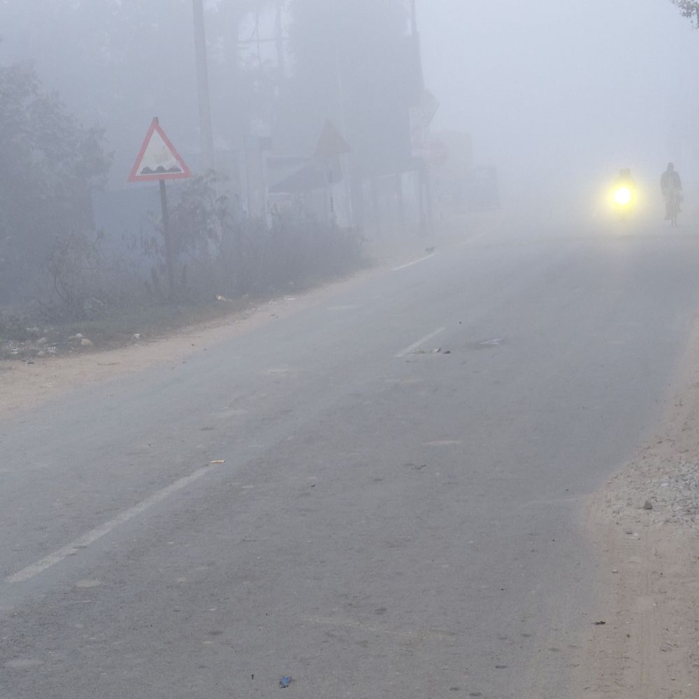 फर्रुखाबाद में पाला गिरा, ठिठुरन बढ़ी:न्यूनतम तापमान 10 डिग्री सेल्सियस पहुंचा, घना कोहरा छाया