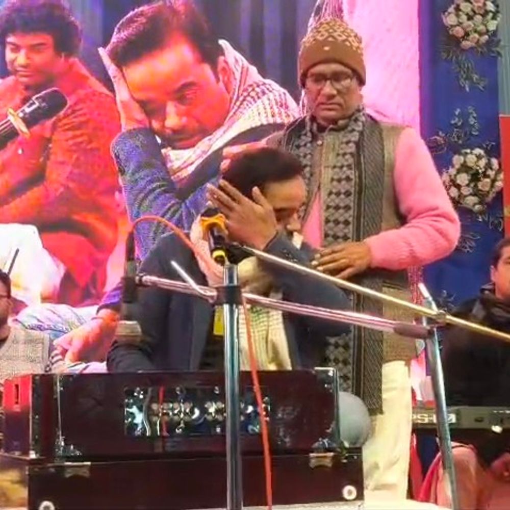 गोपाष्टमी महोत्सव के मंच पर फूट-फूटकर रोया युवा गायक:मधेपुरा जिला प्रशासन पर भेदभाव और उपेक्षा का आरोप, पर्याप्त समय नहीं मिलने से नाराजगी