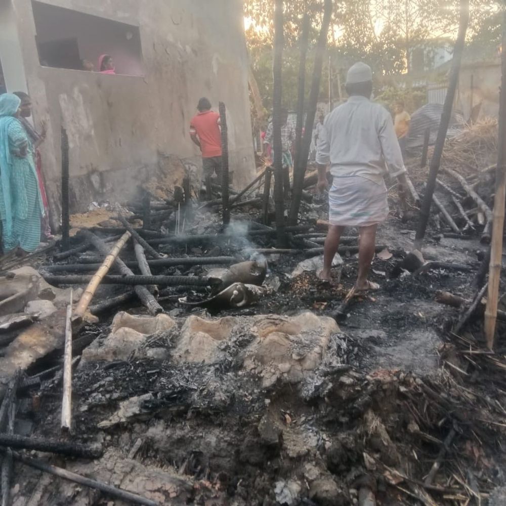 किशनगंज में खाना बनाने के दौरान लगी आग:3 घर जलकर हुए राख, लाखों का नुकसान