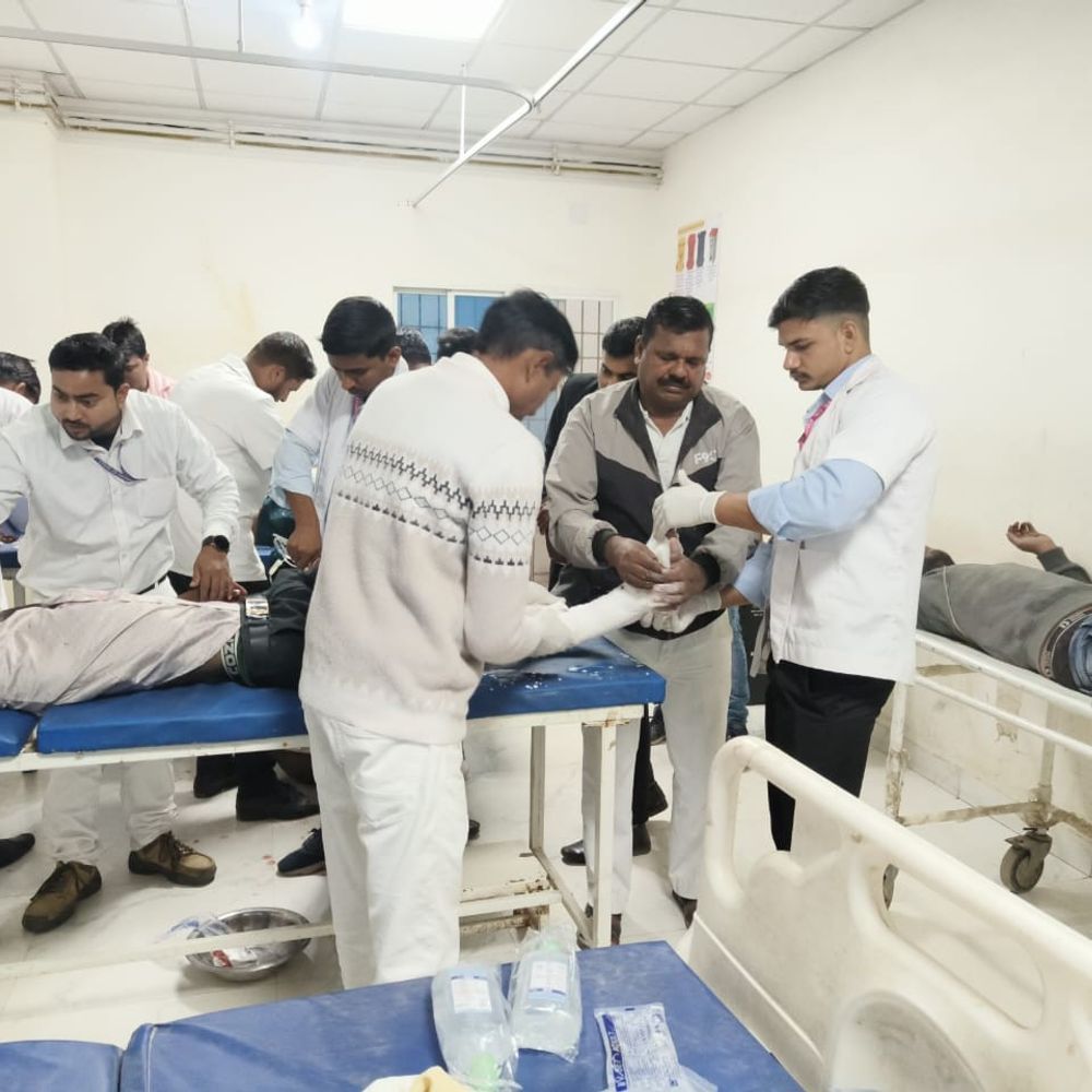 सीवान में प्रशासन की गाड़ी से एक्सीडेंट, 3 युवक घायल:भाई के लिए लड़की देखने जा रहे थे, पटना रेफर