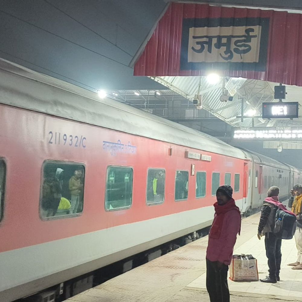 जमुई मालगाड़ी हादसे के 70 घंटे बाद डाउन ट्रैक बहाल:मौर्य एक्सप्रेस बनी पहली यात्री ट्रेन, पहले मालगाड़ी का हुआ सफल ट्रायल