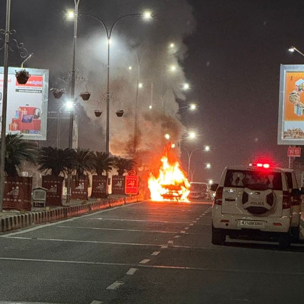 जयपुर में चलती कार बनी आग का गोला:ड्राइवर ने कूदकर बचाई जान, GT पुलिया पर हुआ हादसा