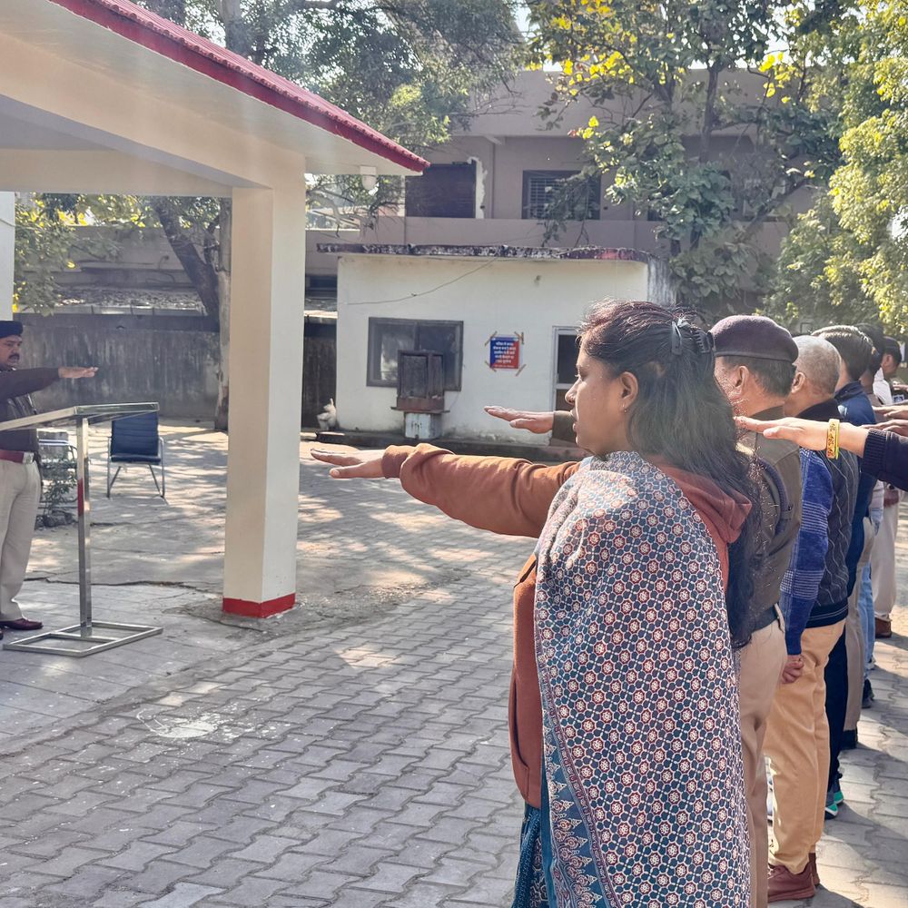 टीकमगढ़ एसपी ने पुलिसकर्मियों को दिलाई जनसेवा की शपथ:आलोक कुमार बोले- कानून-व्यवस्था के साथ जनविश्वास जरूरी