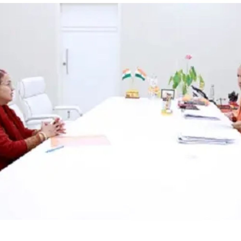 हाथरस विधायक अंजुला माहौर ने सीएम योगी से मुलाकात की:पॉलिटेक्निक की जमीन पर स्टेडियम बनाने की मांग, ट्रांसपोर्ट नगर बनाने का उठाया मुद्दा