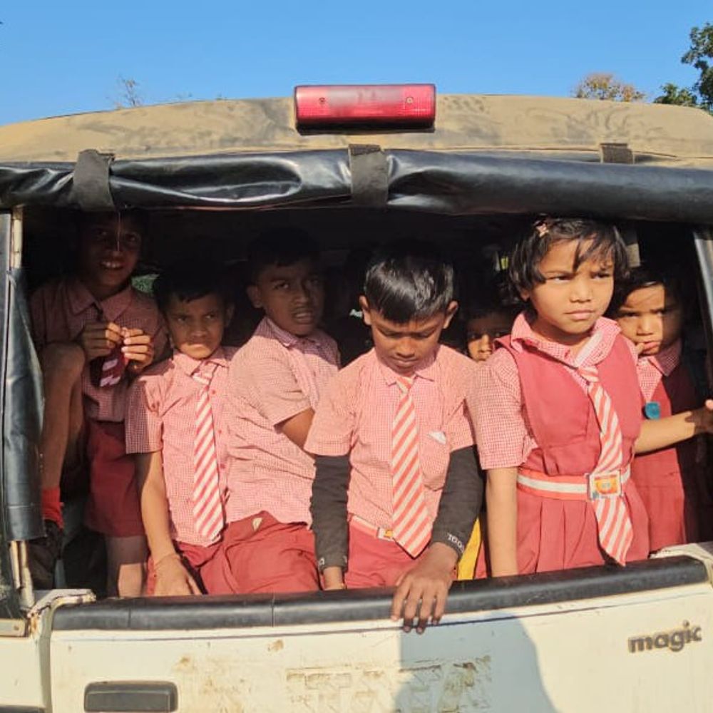 स्कूली वाहनों में क्षमता से अधिक ढोए जा रहे बच्चे:बालाघाट में सुरक्षा नियमों की अनदेखी, एसडीएम बोले-स्कूल संचालक के खिलाफ होगी कार्रवाई