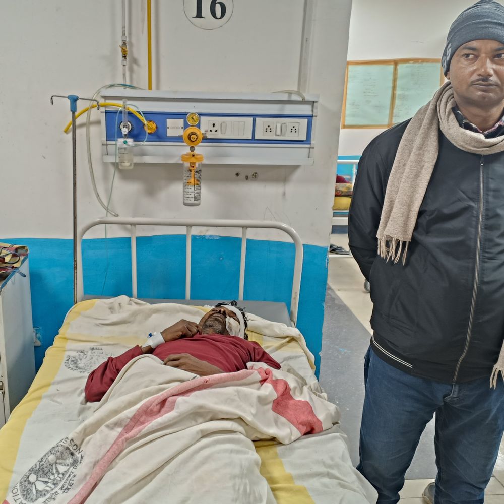 सहरसा में रोड एक्सीडेंट, ससुर-दामाद गंभीर घायल:अज्ञात गाड़ी की टक्कर से ससुर की हालत नाजुक, हायर सेंटर रेफर