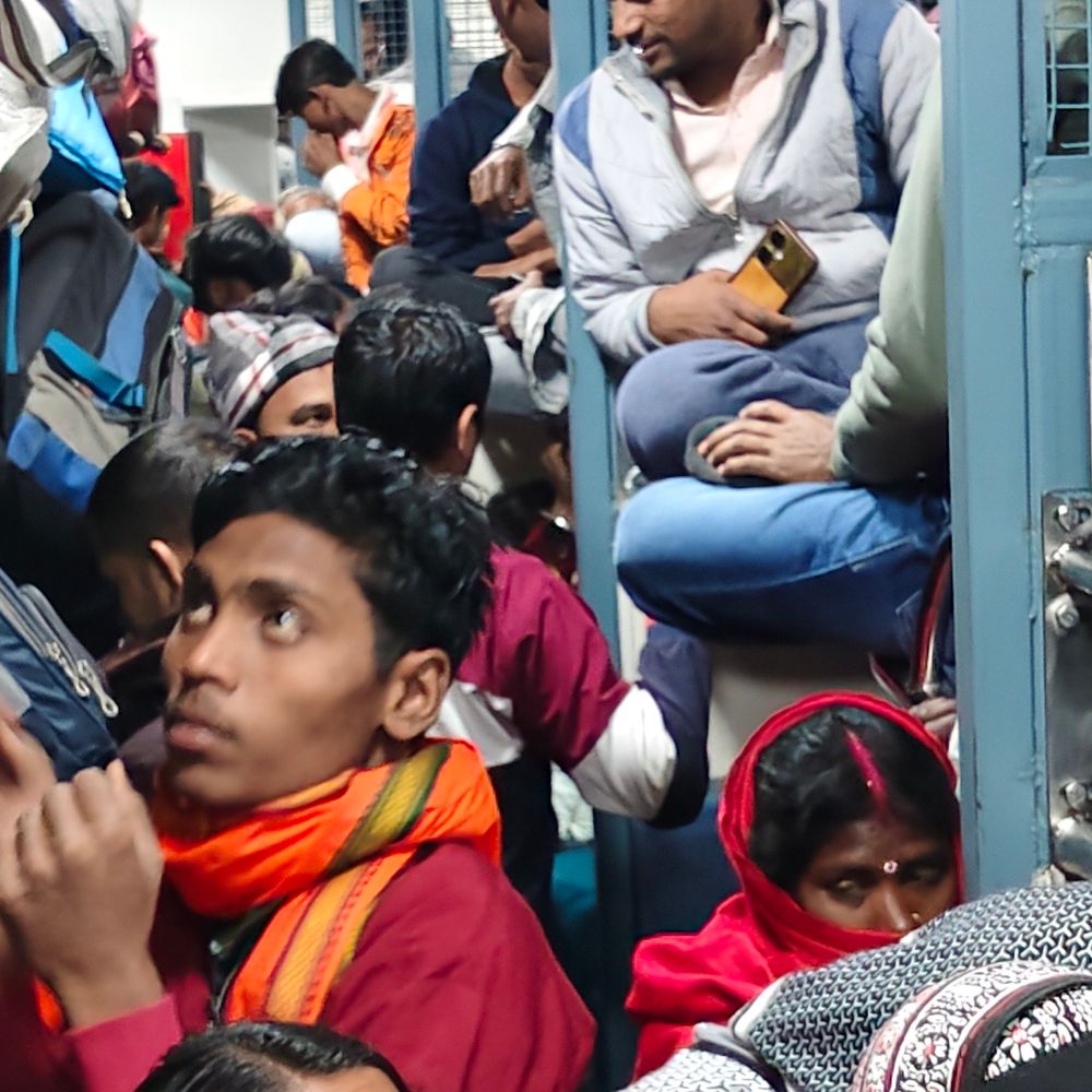 इंडिगो की 56 उड़ानें रद्द, रेलवे स्टेशनों पर भारी भीड़:दिल्ली-मुंबई रूट पर ट्रेनें फुल, तत्काल टिकट मिनटों में खत्म; यात्रियों को एजेंट का सहारा