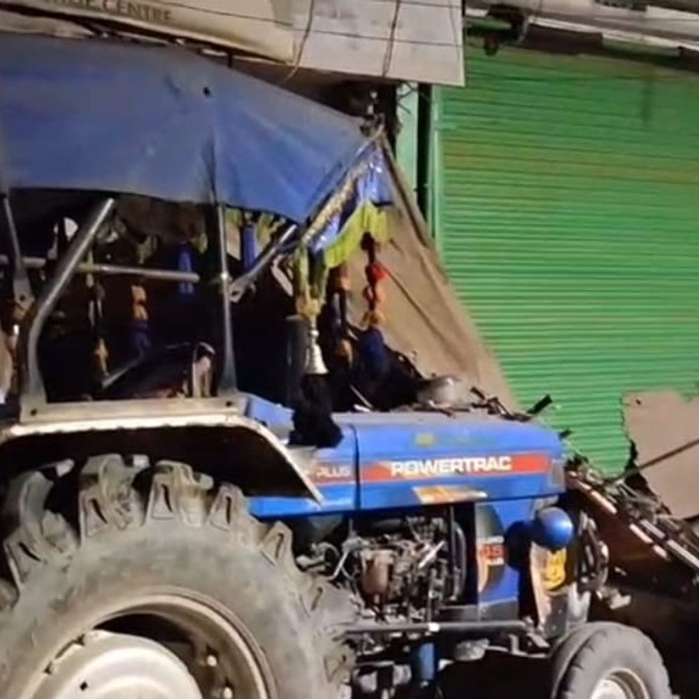 सहरसा में अनियंत्रित ट्रैक्टर दो दुकानों में घुसा:नया बाजार में सामान क्षतिग्रस्त, हजारों का नुकसान