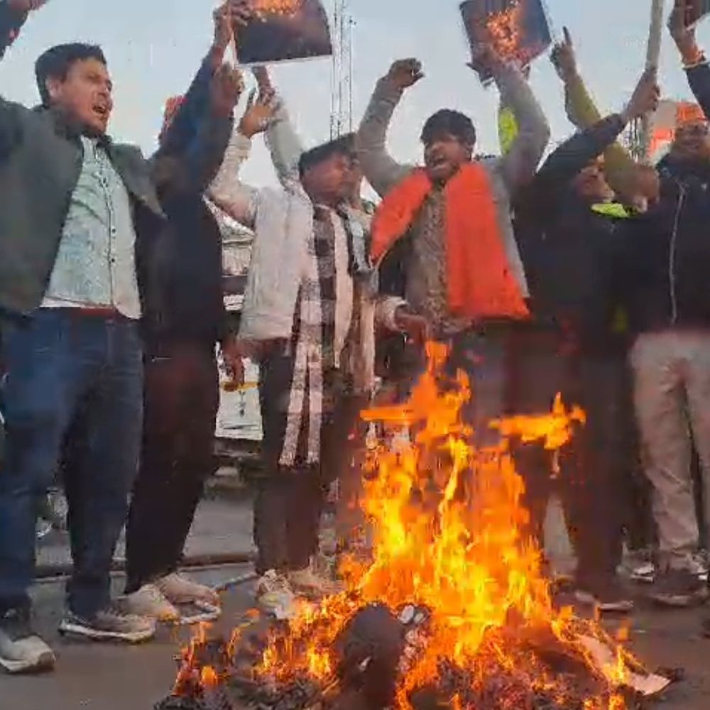 फिरोजाबाद में बांग्लादेश सरकार का पुतला दहन:बजरंग दल ने हिंदुओं पर अत्याचार के विरोध में प्रदर्शन किया, दोषियों के खिलाफ कार्रवाई की मांग