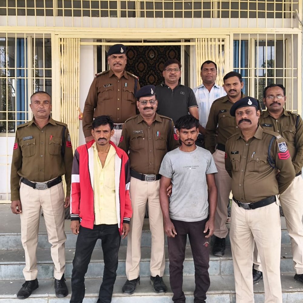 मोबाइल चलाने से रोका, युवकों पर पत्थरों से हमला:धार पुलिस ने ट्रैक्टर सवार दो आरोपियों को गिरफ्तार किया