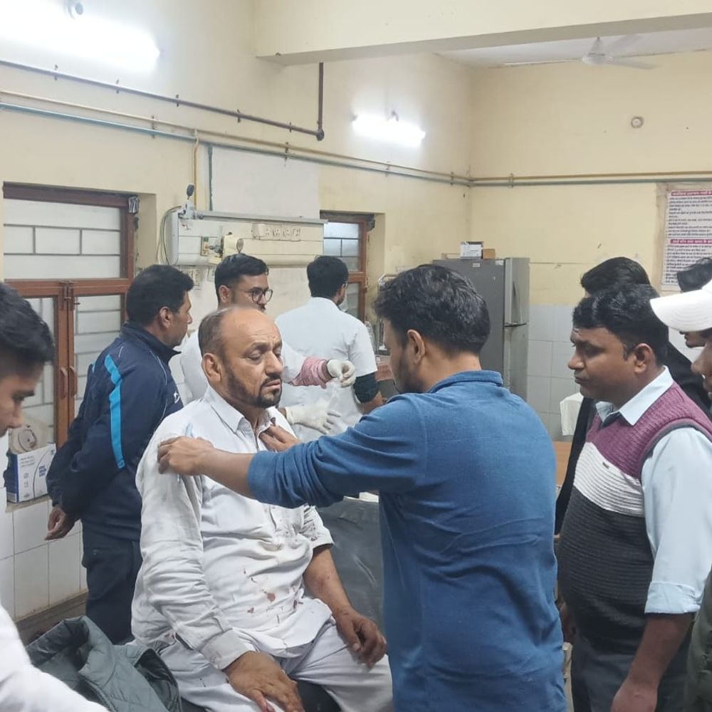 डंपर पलटने से कार-सवार 3 भाइयों सहित 4 की मौत:बूंदी में NH-52 पर टायर फटने से हादसा, एक गंभीर घायल कोटा रेफर