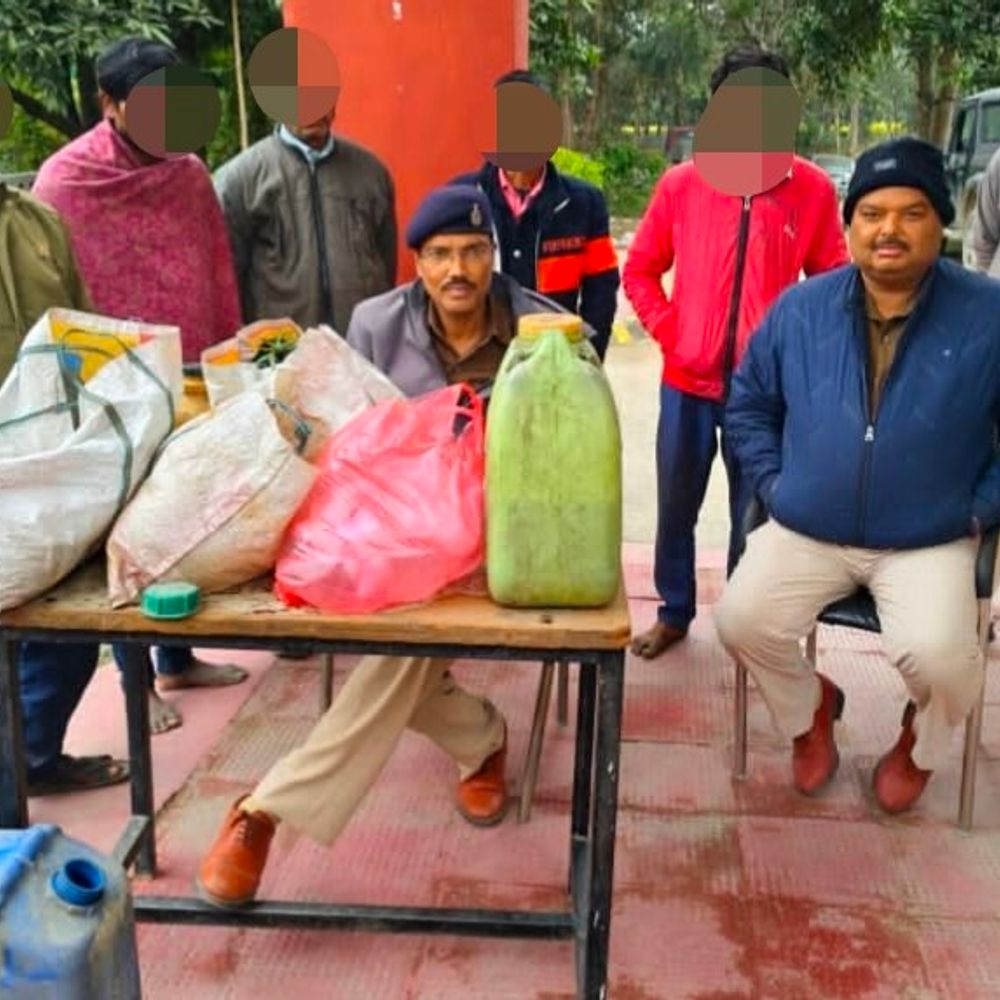 मनियारी में नशे के खिलाफ पुलिस की बड़ी कार्रवाई:पांच तस्कर गिरफ्तार, 70 लीटर देसी शराब जब्त