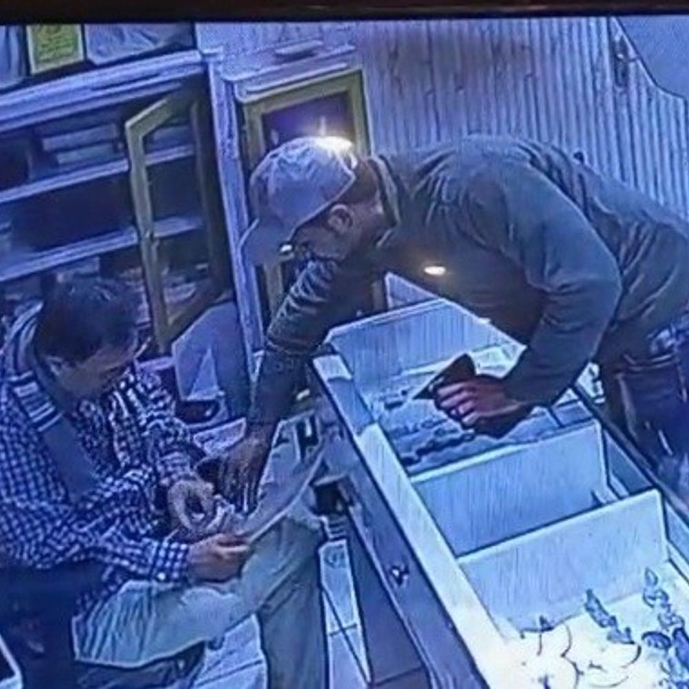 दुकानदार को बातों में उलझाकर 100 ग्राम सोना चोरी:खरीदार बनकर आया था आरोपी, एक हजार रुपए देकर जेवर किया था बुक