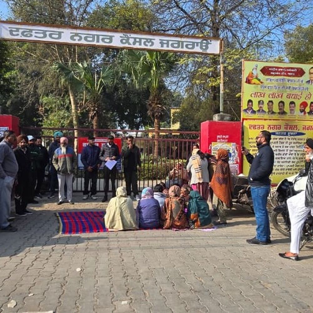 जगराओं नगर कौंसिल दफ्तर बना ‘कूड़ा घर’:बदबू से अस्पताल के मरीज परेशान; डॉक्टर-पार्षद ने दिया धरना, बोले-इस्तीफा दो या सड़क पर बैठो