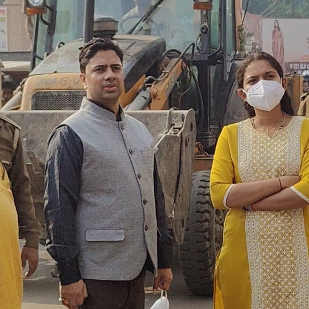 सीतापुर में प्रशासन ने चलाया अतिक्रमण अभियान:छोटे दुकानदारों के हटाए टीनशेड, बड़े प्रतिष्ठानों को दी चेतावनी; व्यापारियों में आक्रोश