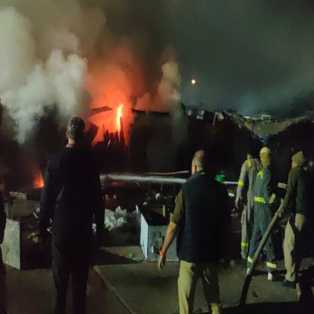 मथुरा में लकड़ी के खोखों में लगी आग:5 दुकान जलकर हुई राख, पुलिस और फायर ब्रिगेड की टीम पहुंची मौके पर