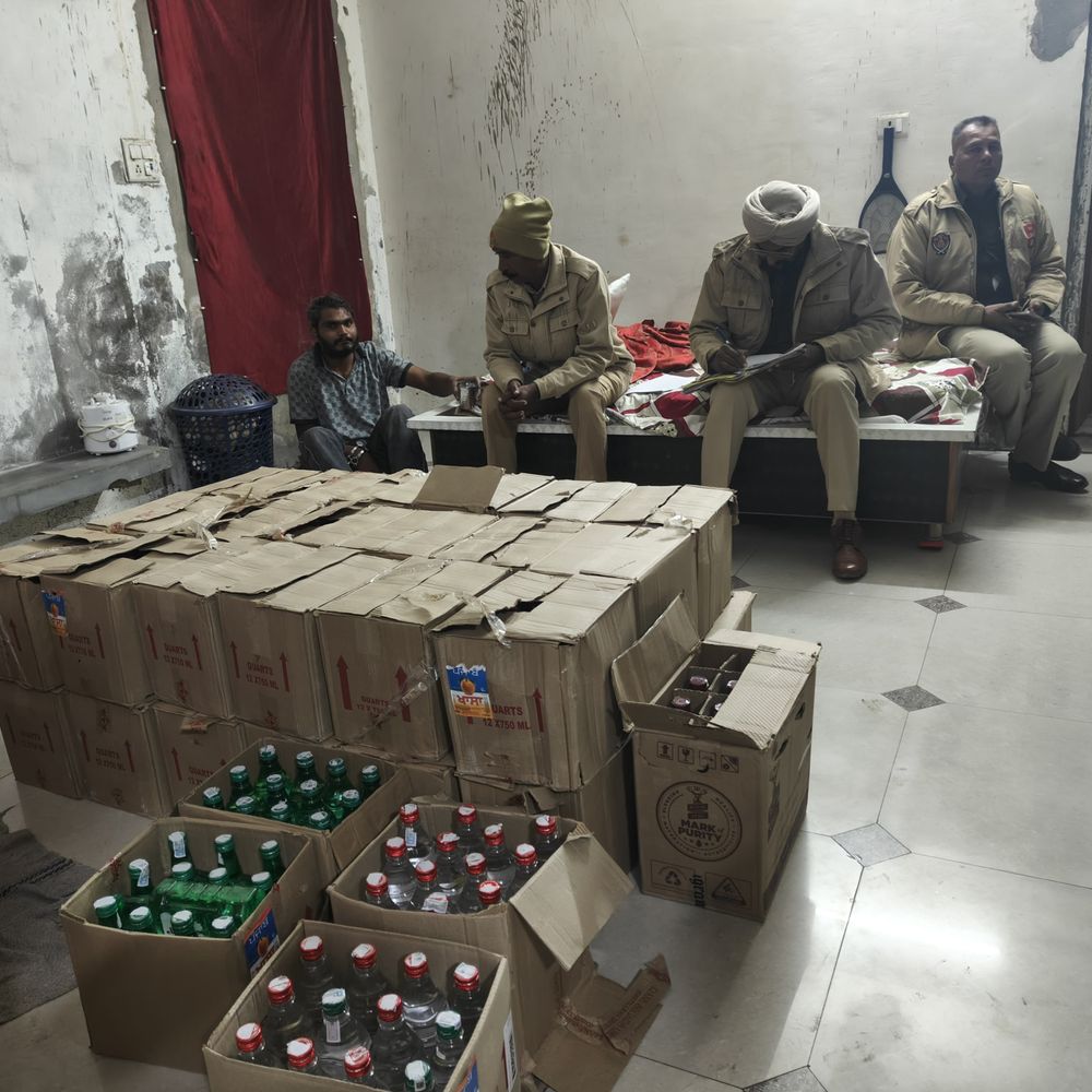 अबोहर में घर से अवैध शराब का बड़ा जखीरा बरामद:एक युवक गिरफ्तार, दूसरा फरार; पुलिस ने वाहन भी जब्त किए