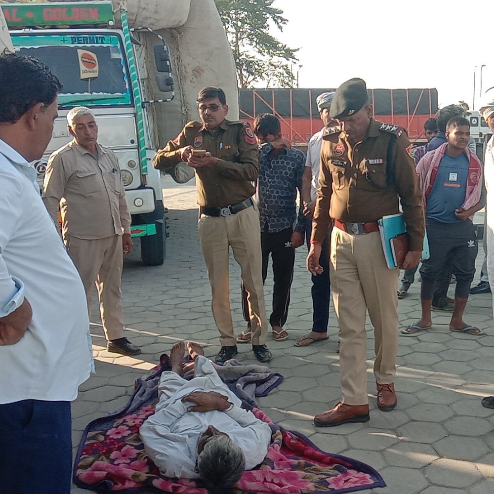 लोहारू में ड्राइवर की मौत, कारण का खुलासा नहीं:सीने में दर्द की शिकायत के बाद लेटा; कैंटर में मिला शव