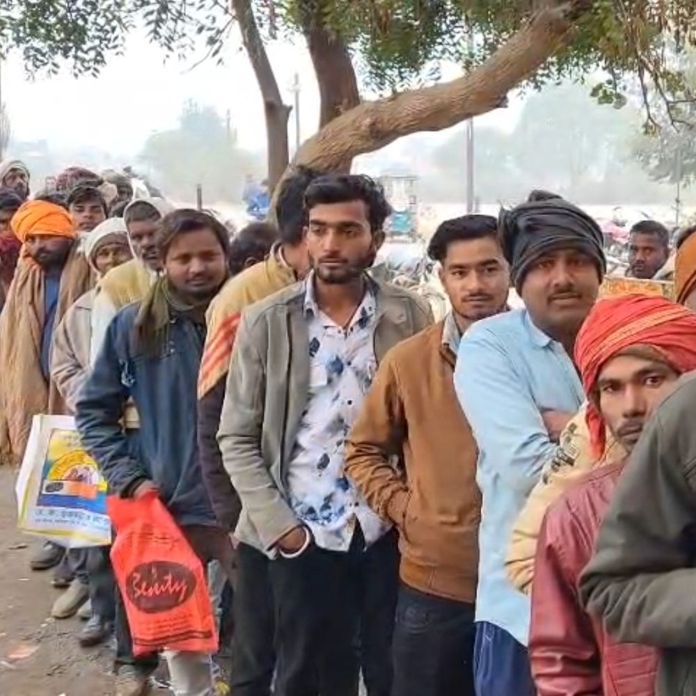 कृषि मंत्री के प्रभार वाले जिले में खाद की किल्लत:छतरपुर में छात्र पढ़ाई छोड़ लाइन में लगे, अधिकारी बोले- कहीं कोई परेशानी नहीं