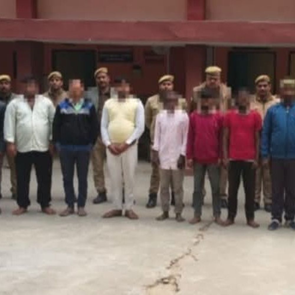 कुशीनगर में पुलिस टीम पर हमला, 72 पर केस:22 नामजद, 50 अज्ञात; 6 महिलाओं समेत 18 आरोपी गिरफ्तार