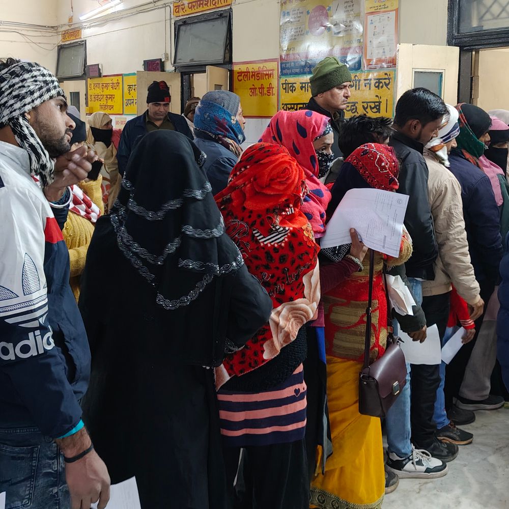 शीतलहर से हार्ट और सांस के मरीज बढ़े:हाथरस में जिला अस्पताल में 100 से अधिक मरीज पहुंचे, चार की मौत