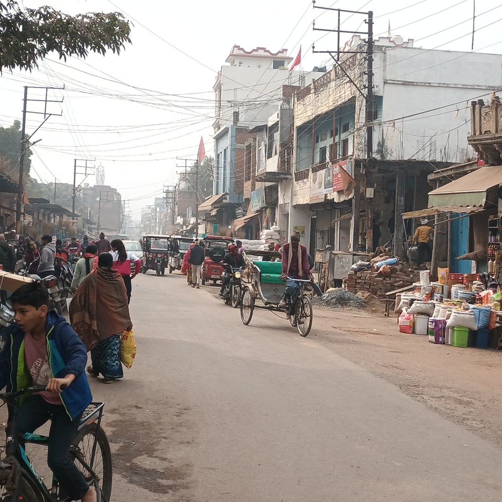 जौनपुर सब्जी मंडी मार्ग पर अतिक्रमण:उर्दू बाजार मार्ग बेहाल, प्रशासन पर सवाल