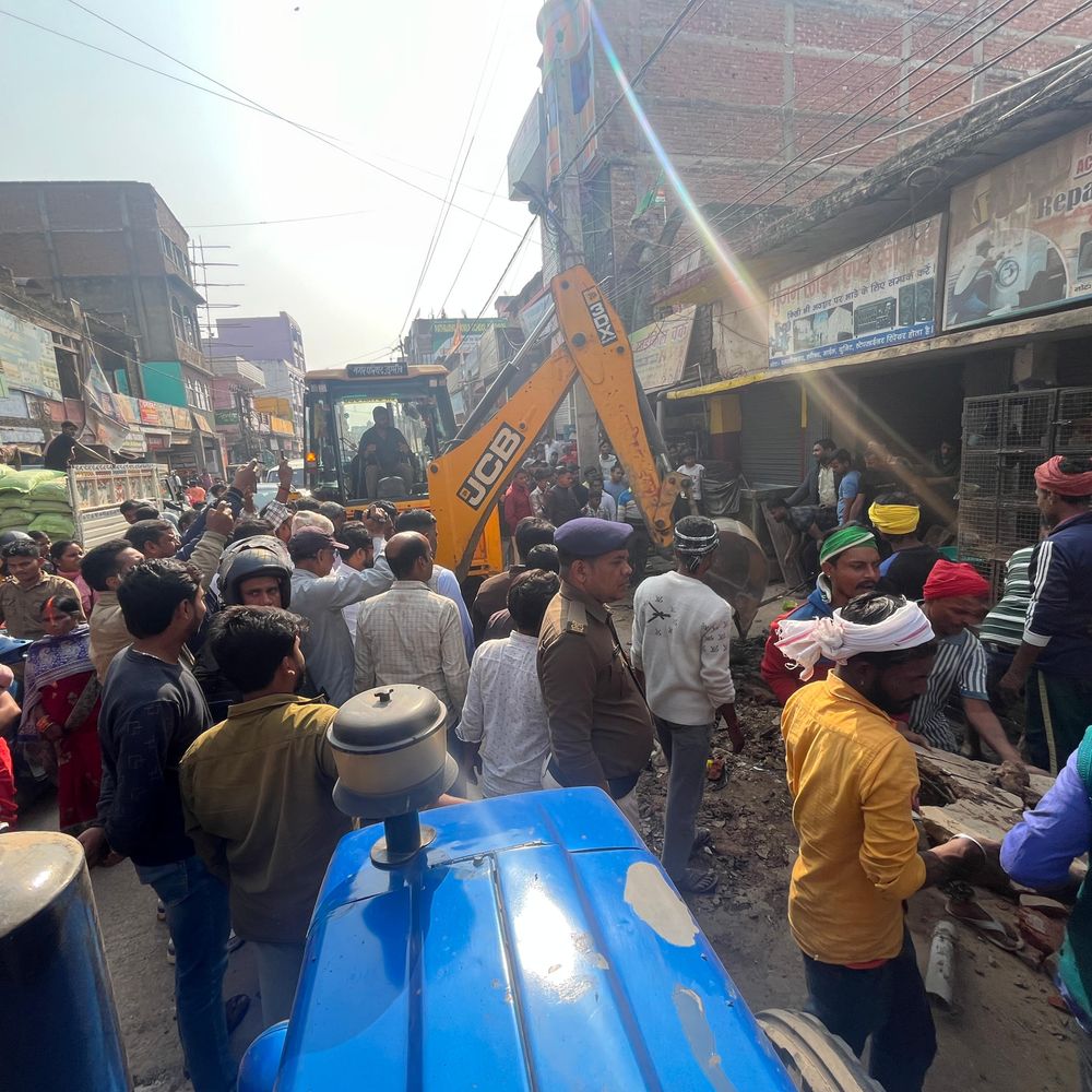 डुमरांव में चला अतिक्रमण हटाओ अभियान:प्रमुख मार्गों पर चली जेसीबी, दोबारा कब्जा करने वालों पर होगा FIR