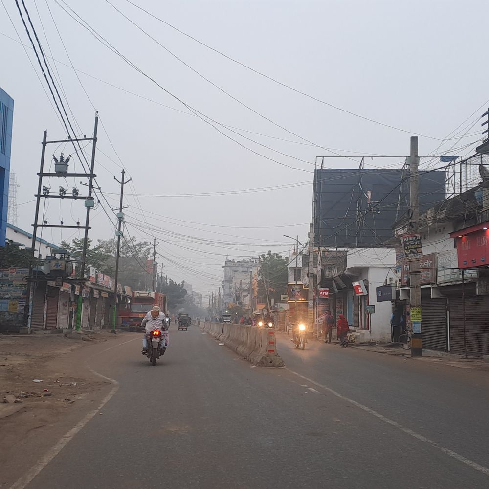 गोपालगंज में कड़ाके की ठंड, पारा 10°C पहुंचा:बर्फीली हवाओं और ओस से बढ़ी ठिठुरन, जनजीवन प्रभावित