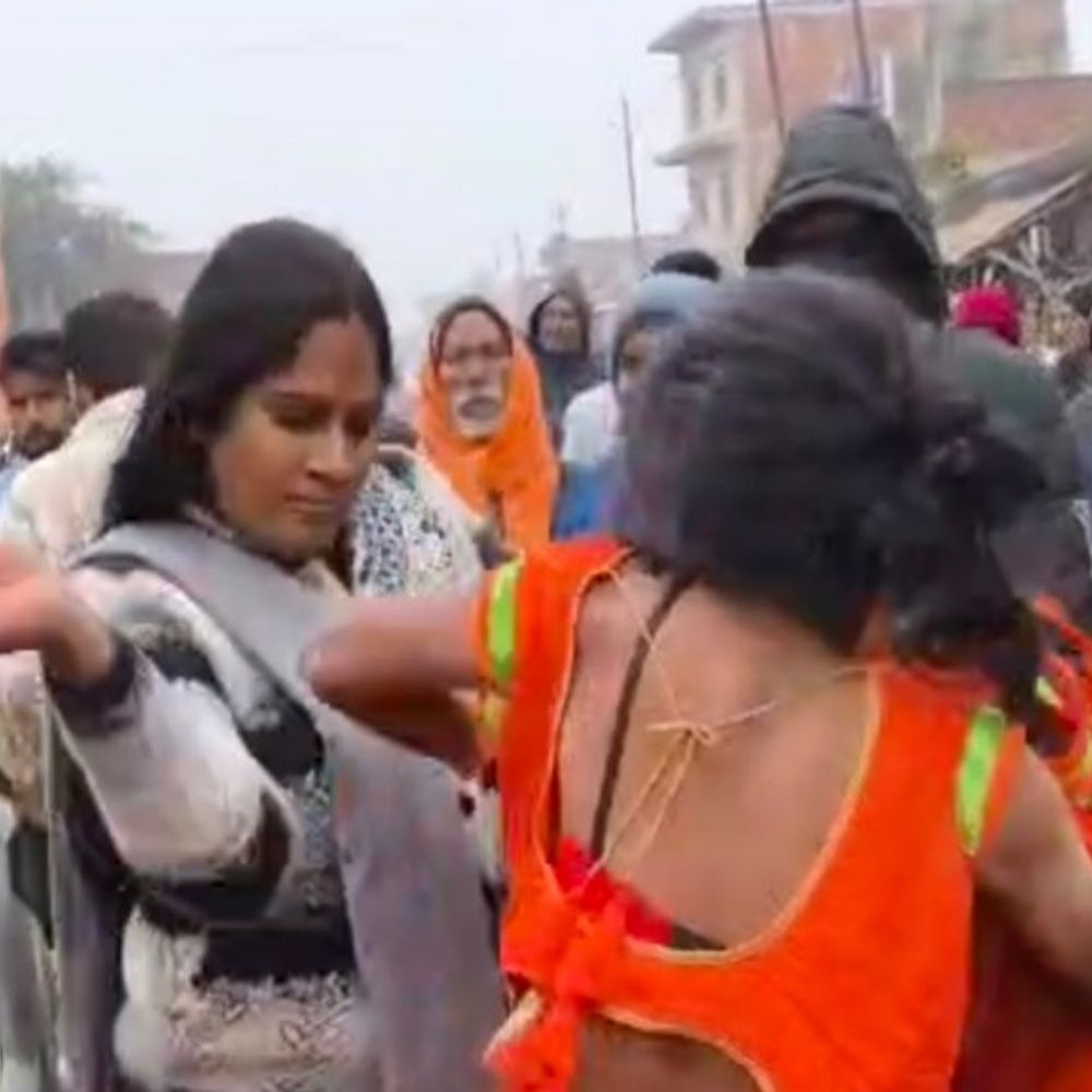 सुलतानपुर में किन्नरों के दो गुटों में मारपीट, VIDEO:नकली किन्नर ने भीड़ के सामने उतारे कपड़े, असली ने डंडो से पीटा