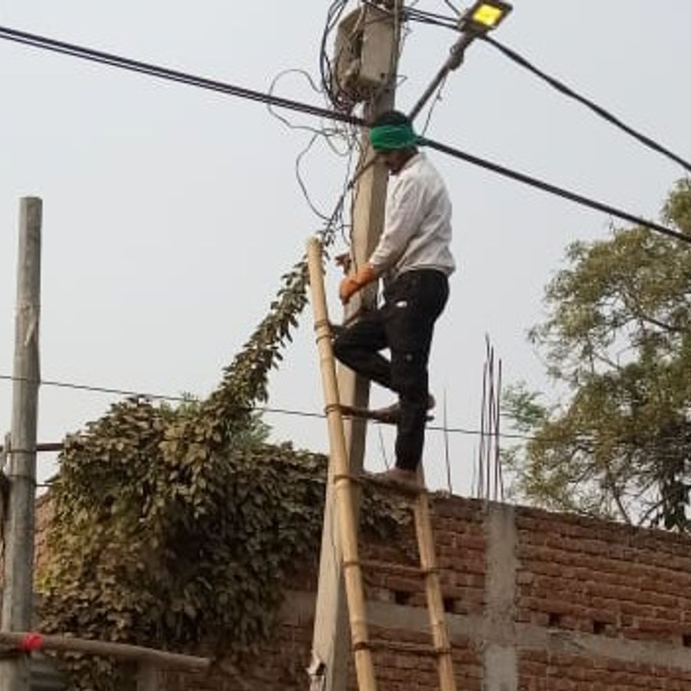 अरवल नगर परिषद वार्ड 16 में लाइटों की मरम्मत जारी:शाही मोहल्ला अब रोशनी से जगमग, अंधेरे की समस्या कम होगी