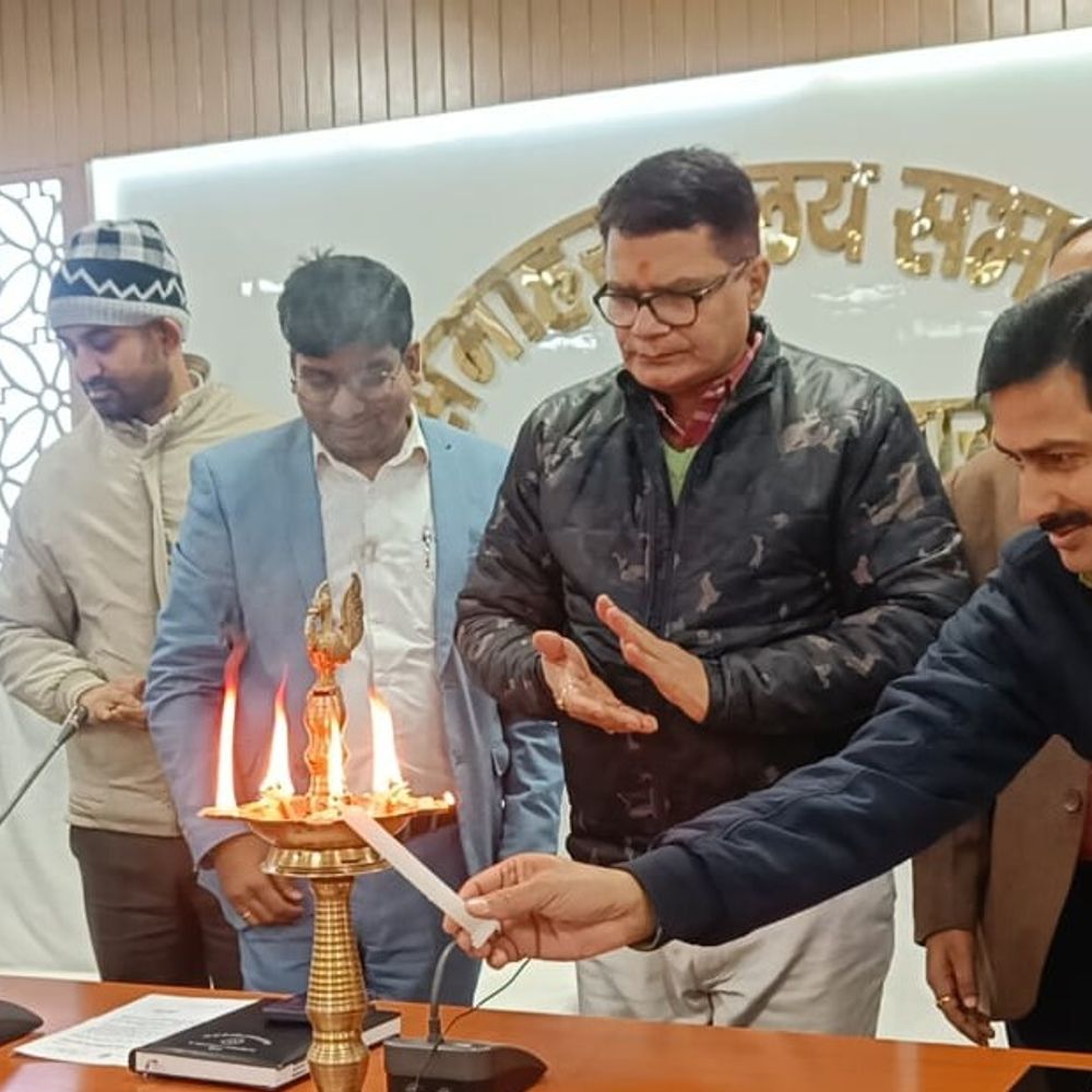 बेतिया में सुशासन सप्ताह पर एक दिवसीय जिला स्तरीय कार्यशाला:अधिकारियों ने जनकल्याण योजनाओं को तेज और पारदर्शी बनाने पर जोर दिया