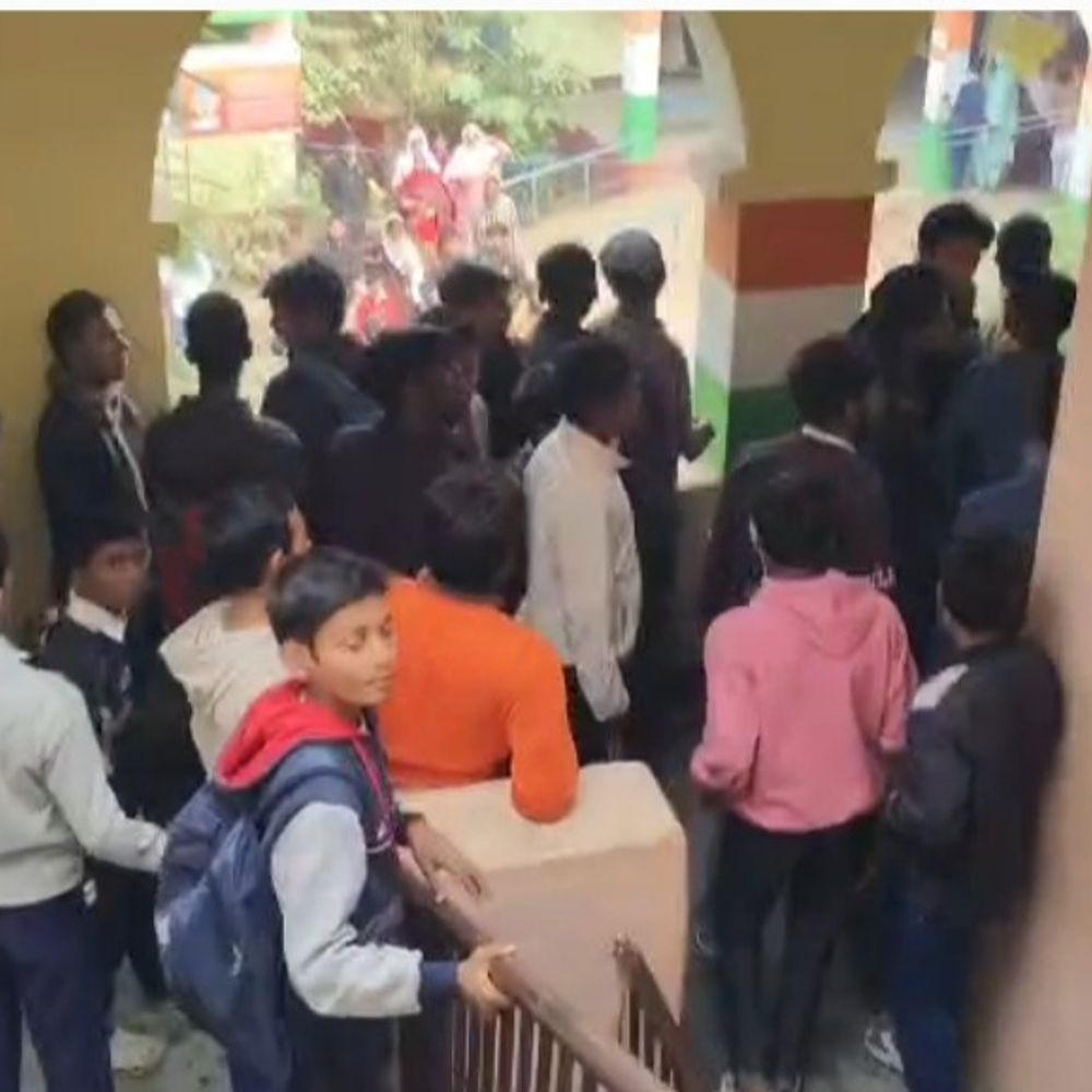 जहानाबाद में प्रिंसिपल पर छात्रा से छेड़खानी का आरोप:परिजन ने स्कूल में किया हंगामा, पुलिस ने संभाला मामला