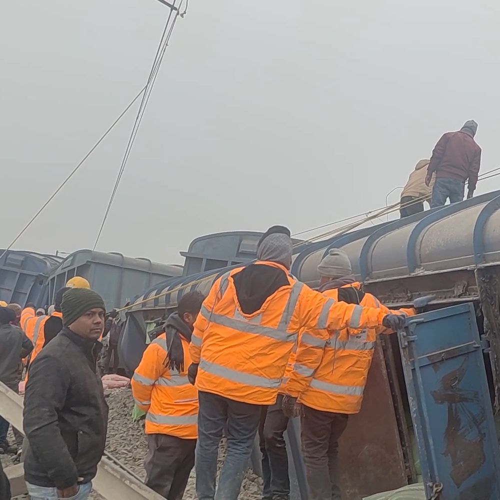 जमुई SP ने मालगाड़ी हादसे का लिया जायजा:टेलवा हॉल्ट के पास बडुआ नदी पुल पर 19 डिब्बे बेपटरी, 9 नदी में गिरी