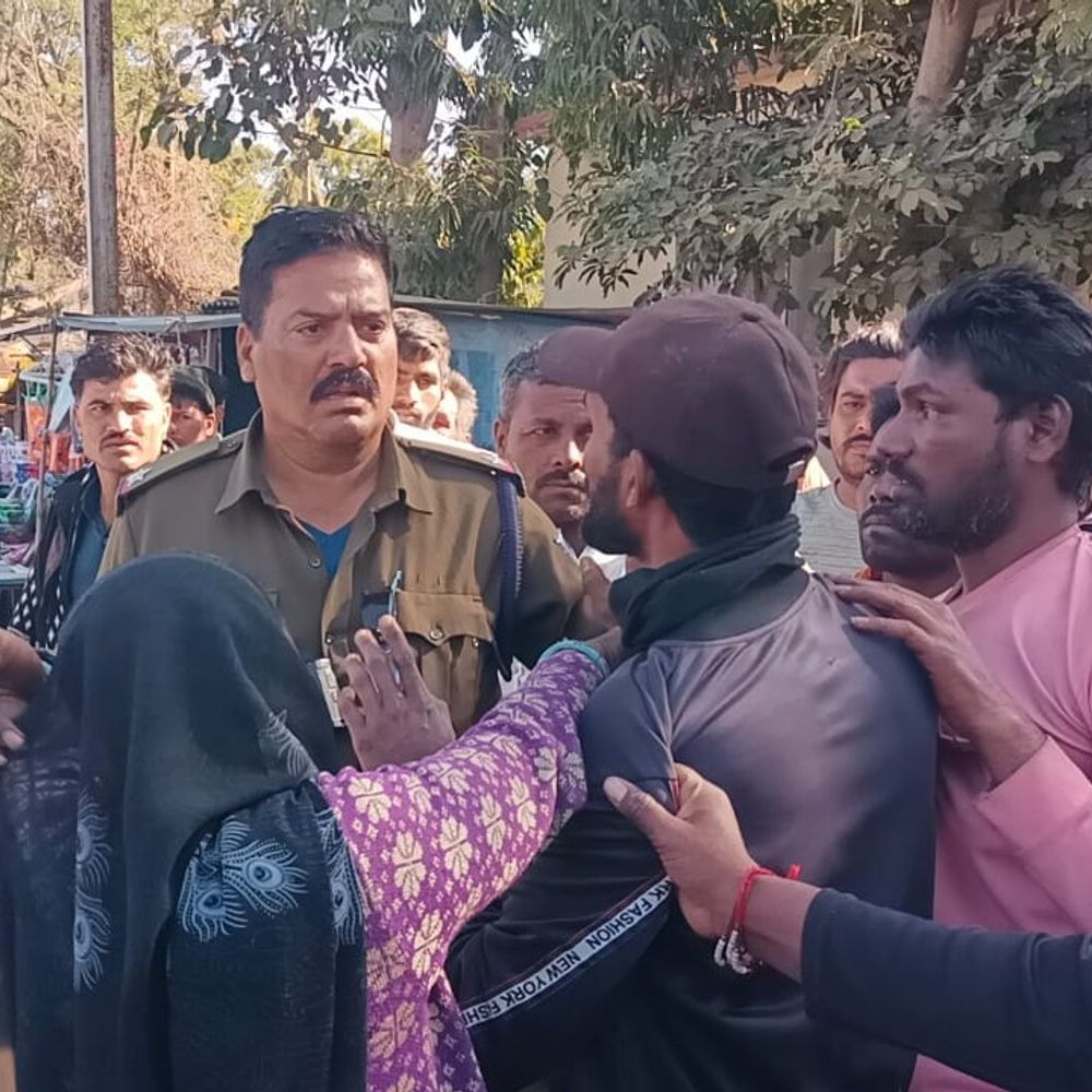 आगर मालवा में महिला ने युवक की पिटाई की:बोली- शराब के नशे में था, अश्लील हरकतें करने पर कॉलर पकड़ पुलिस को सौंपा