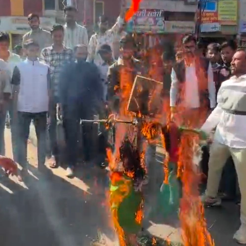 बांग्लादेश में हिंदुओं पर अत्याचार का विरोध:धार में पीएम युनूस का पुतला जलाया; विहिप ने कहा- कट्टरपंथी मानसिकता हावी हो रही