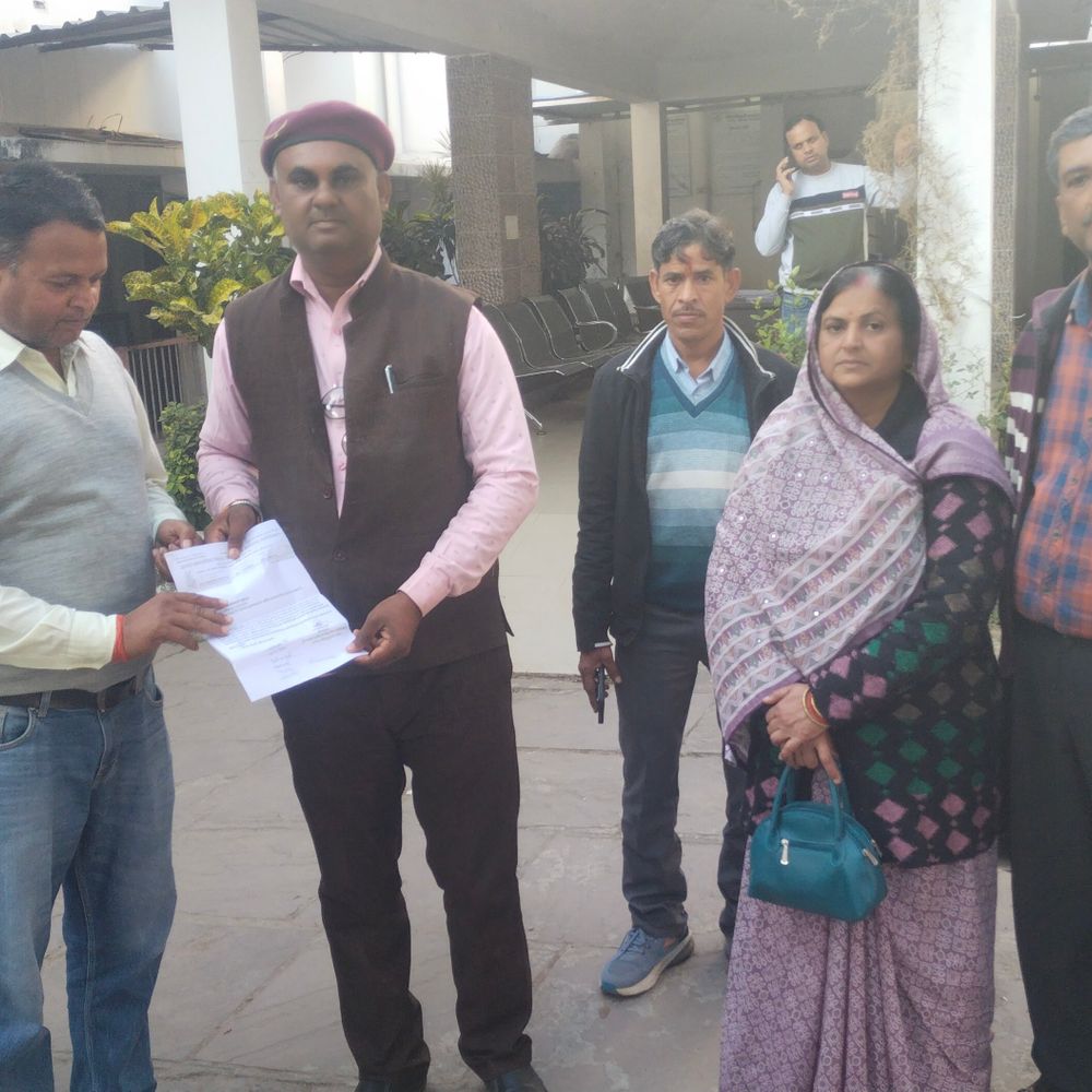 बीएलओ का ब्रेन हेमरेज का हुआ ऑपरेशन:ललितपुर में शिक्षामित्रों ने आर्थिक मदद और अन्य मांगों को लेकर डीएम को सौंपा ज्ञापन