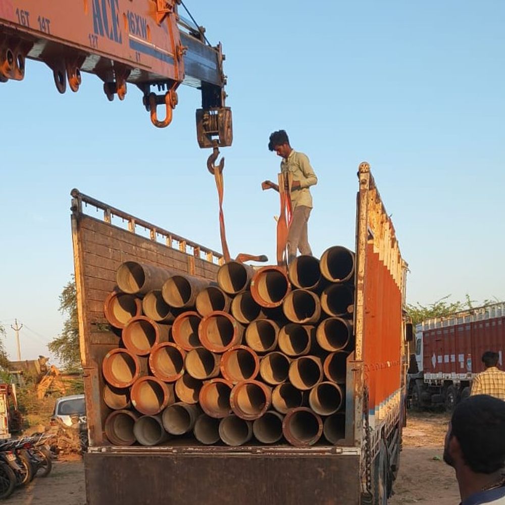 अलीराजपुर से नल जल योजना के चोरी किए पाइप मिले:एक हफ्ते पहले रतलाम के रास्ते जोधपुर भेजे गए थे 18 लाख के 111 पाइप