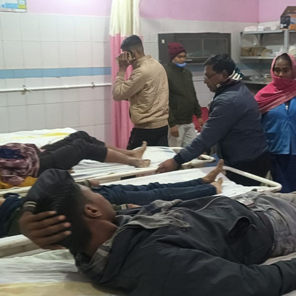 बांका में दो बाइकों की टक्कर, एक बच्चे की मौत:8 घायल, खड़ी बाइक को पीछे से मारी टक्कर; भागलपुर रेफर