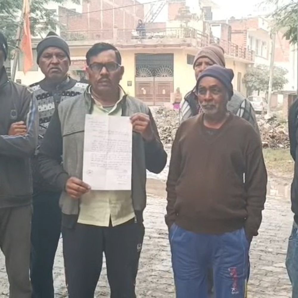 उन्नाव में महीनों से टूटी पाइपलाइन से पानी का रिसाव:आवागमन बाधित, बीमारियों का खतरा बढ़ा, लोग परेशान