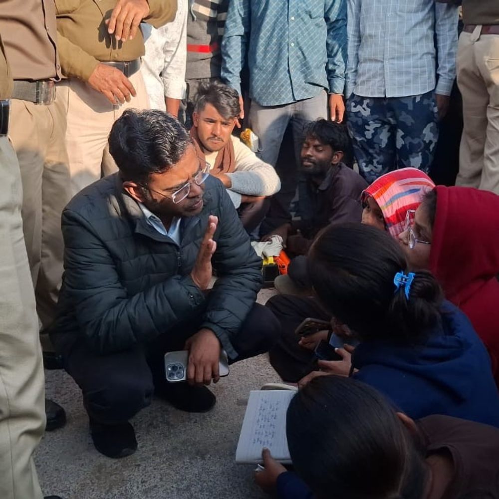 खाद किल्लत से भड़के किसानों ने किया चक्काजाम:छतरपुर में सटई रोड पर 30 मिनट तक प्रदर्शन, प्रशासन ने दिया आश्वासन