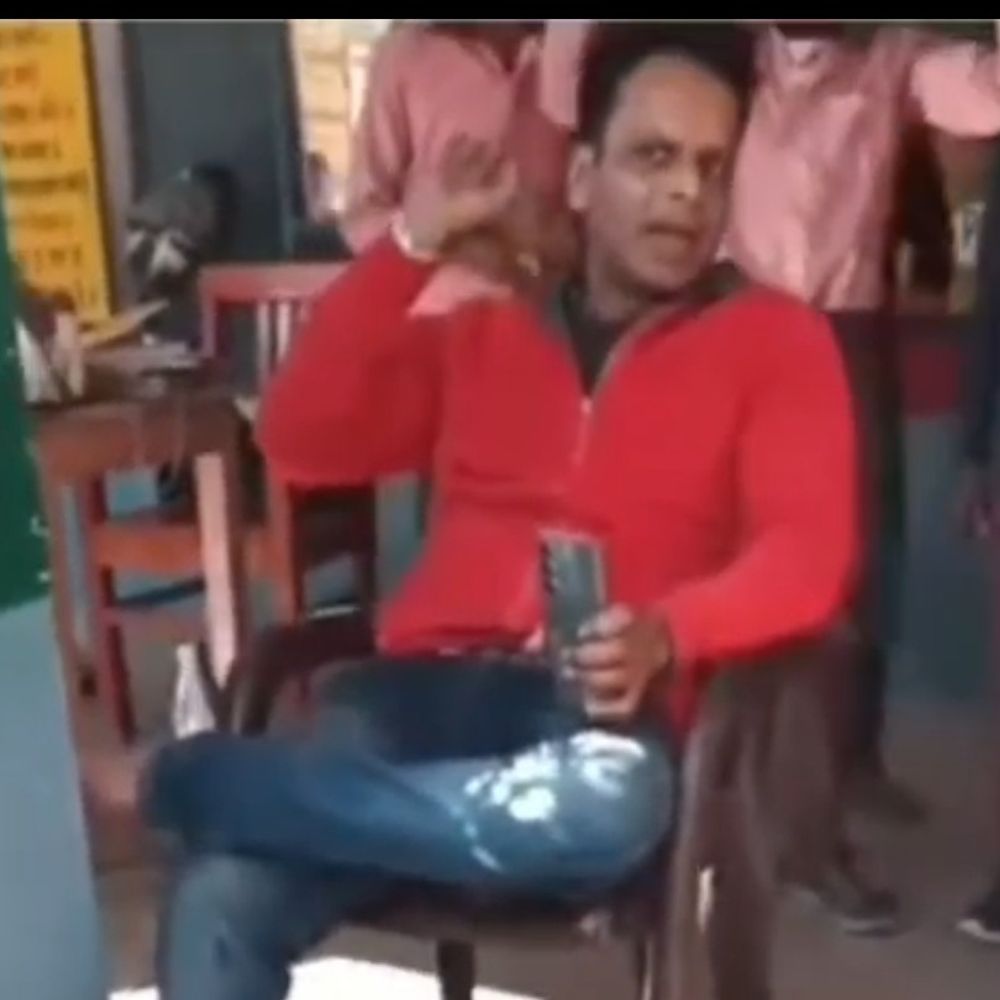 मिड-डे मील में रोटी मांगने पर छात्र की पिटाई,प्रधानाध्यापक निलंबित:परिजनों से अभद्रता करने का आरोप, बीईओ को दिए जांच के आदेश