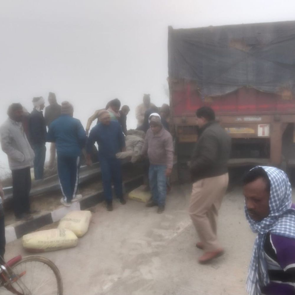 मऊ में ट्रेलर की टक्कर से ट्रैक्टर ड्राइवर की मौत:कोहरे की वजह से एक्सीडेंट, अस्पताल में इलाज के दौरान गई जान