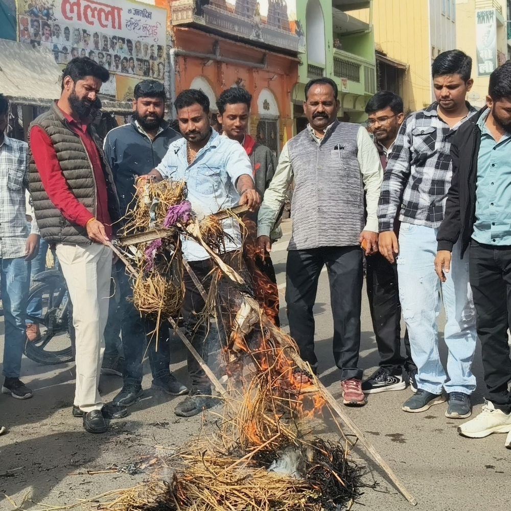बांग्लादेश हिंसा के विरोध में सड़क पर उतरे हिंदू संगठन:हरदा में बजरंग दल ने फूंका पुतला, जिहादी आतंकवाद का आरोप