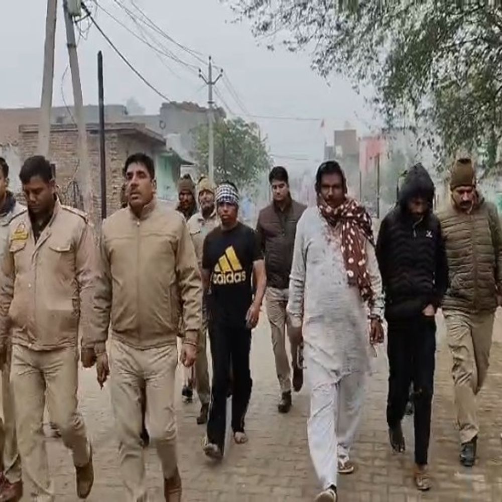 मथुरा में युवक के हत्यारों को पैदल लेकर निकली पुलिस:प्रधान और उसके लोगों ने की थी गोली मारकर हत्या, 4 आरोपी किए गिरफ्तार